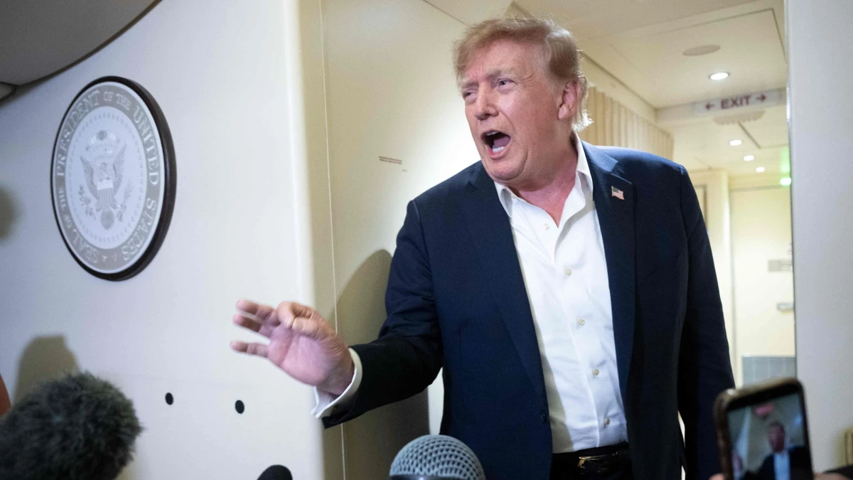 Trump am Sonntag vor Journalisten an Bord der Air Force One