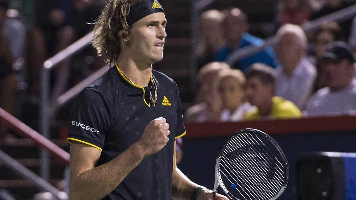 Der Hamburger Tennis-Profi Alexander Zverev hat beim Masters-Turnier in Montreal das Finale erreicht. Der Weltranglisten- Achte besiegte im Halbfinale Lokalmatador Denis Shapovalov, der im Achtelfinale Rafael Nadal aus dem Turnier geworfen hatte. Der 20 Jahre alte Deutsche verwandelte nach 1:43 Stunden seinen dritten Matchball zum 6:4, 7:5. Im Finale des mit rund 4,6 Millionen Dollar dotierten Hartplatz-Turniers trifft Zverev auf den 19-maligen Grand-Slam-Sieger Roger Federer. Der 36-jährige Schweizer besiegte im anderen Halbfinale den Niederländer Robin Haase mit 6:3, 7:6 (7:5). In den bisherigen drei Aufeinandertreffen der beiden Spieler ging Federer zweimal als Sieger vom Platz. Das Turnier in Kanada dient der Vorbereitung auf die US Open, die am 28. August in New York beginnen. (dpa)