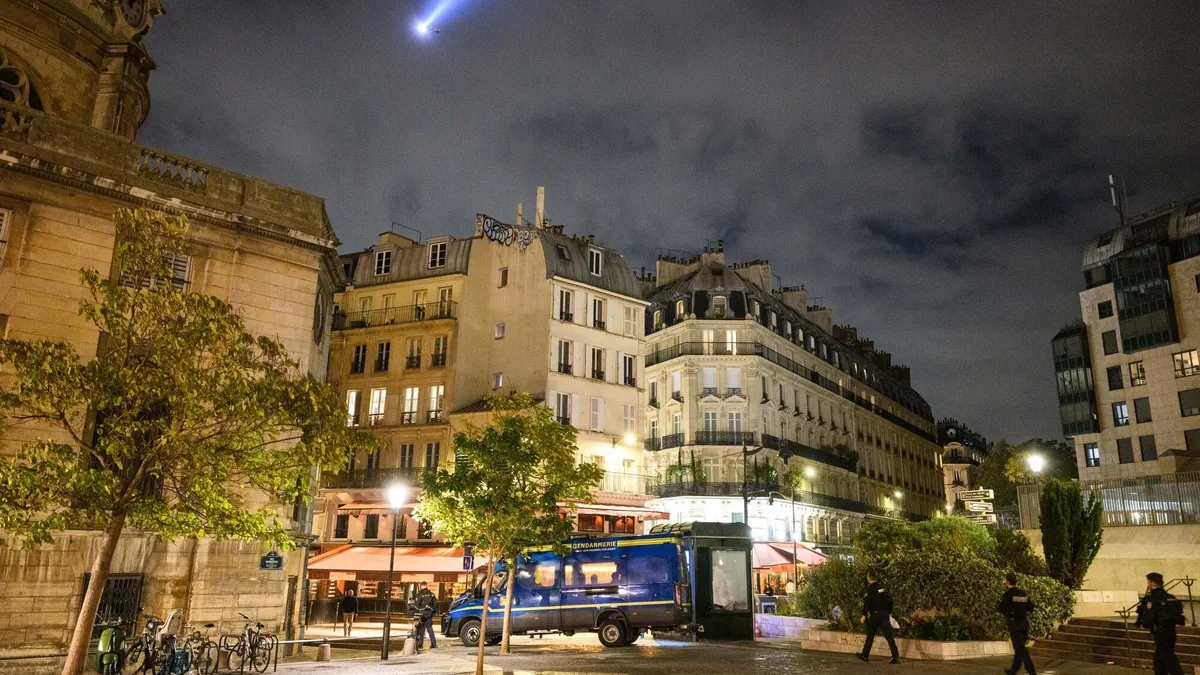 Leere Straßen: Ein Polizeifahrzeug steht zur Kontrolle von Ausgangssperren in Paris.