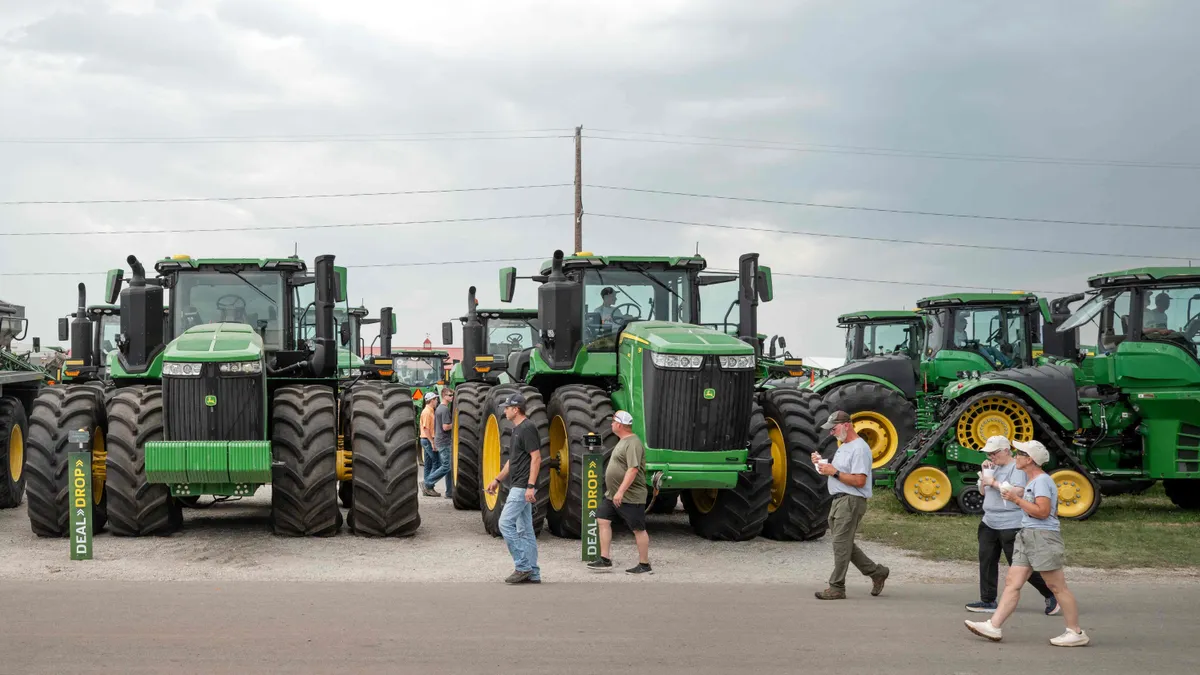 Deere profitiert neben der schwachen Agrarkonjunktur vom Bauboom rund um Infrastruktur und Rechenzentren.