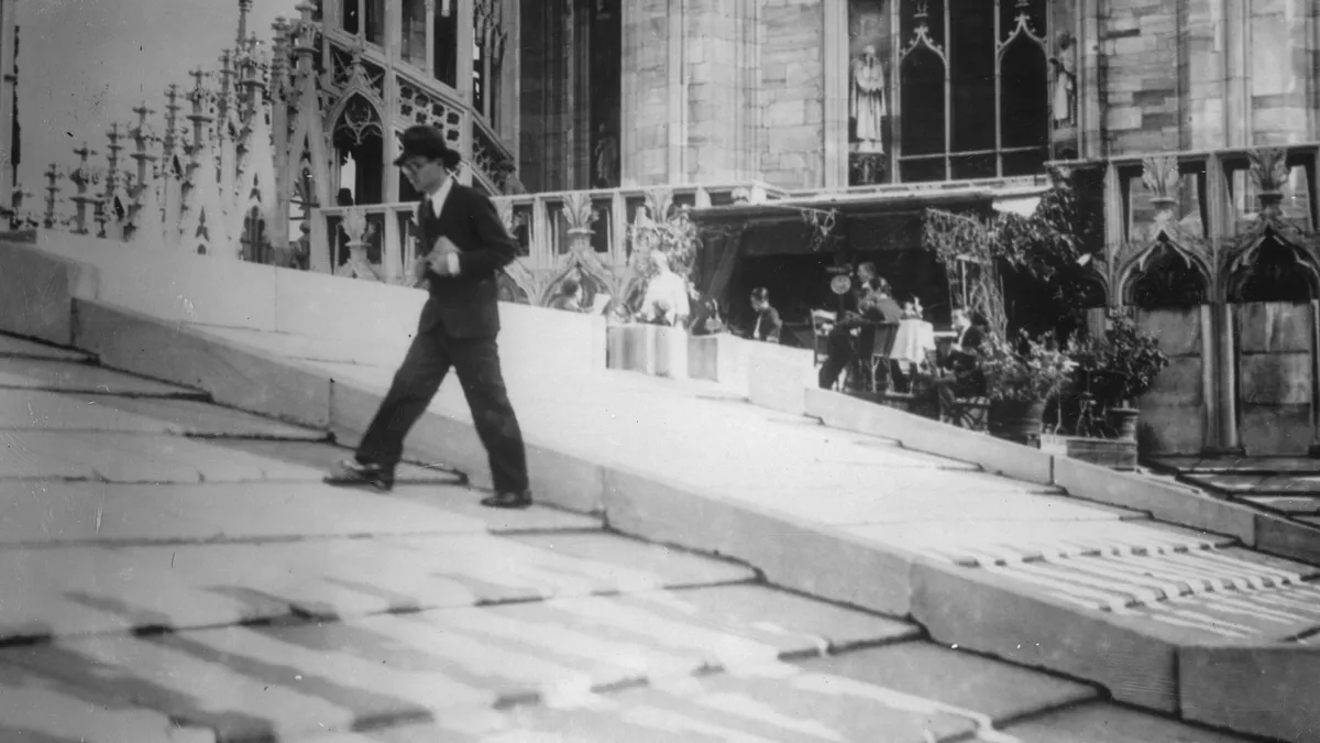 Schauplatz des Romans „Anlass zur ­Unruhe“ von Eric Ambler ist Mailand: Unsere Abbildung weigt ein Kaffeehaus am Dom, um 1930.