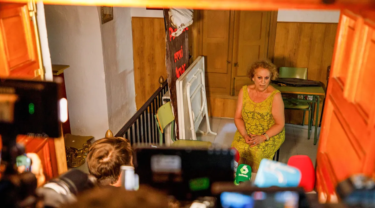 Angeles Bejar, Mutter des Fußball-Verbandspräsidenten Rubiales, hatte sich laut Medienberichten am Montag aus Protest in der Kirche eingeschlossen.