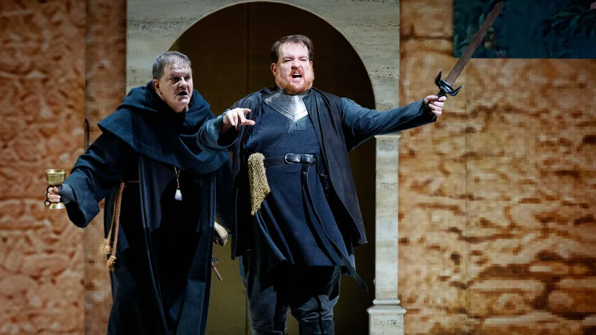 Zum Quieken komisch: Mime (Wolfgang Ablinger-Sperrhacke, links) und Siegfried (Clay Hilley)