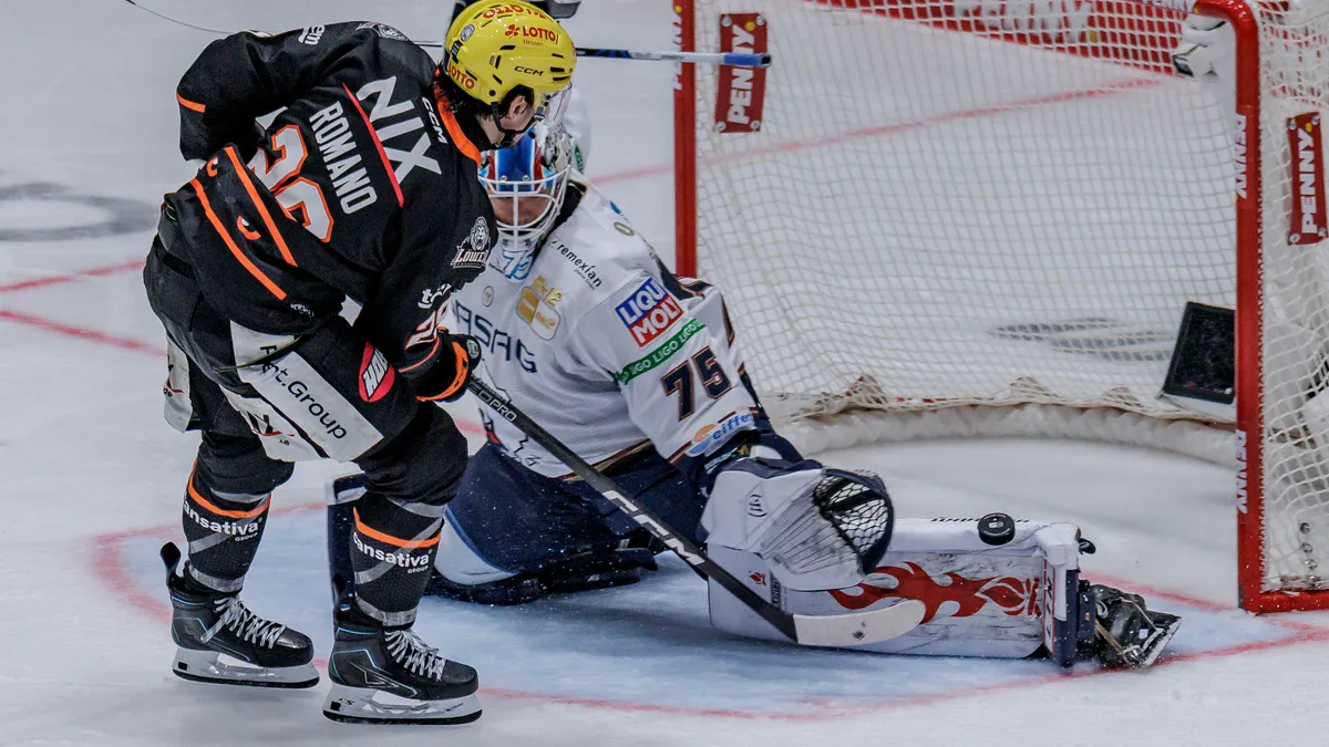 Wieder nicht drin: Auch Neuzugang Anthony Romano kommt an Eisbären-Torhüter Jonas Neffin nicht vorbei.
