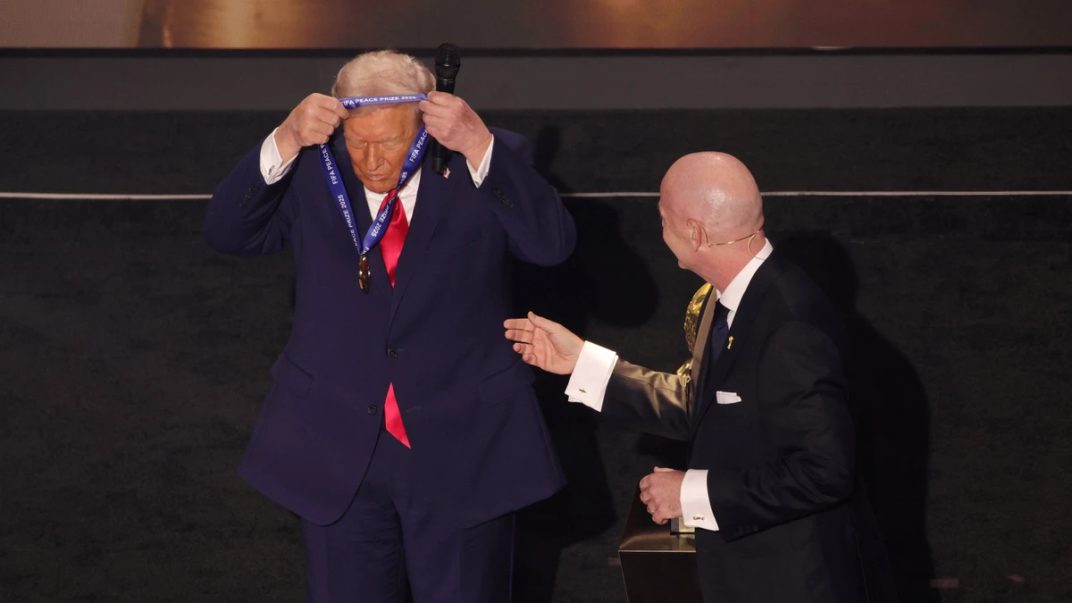 Der Geehrte und sein Hofnarr: Donald Trump (l.) und Gianni Infantino