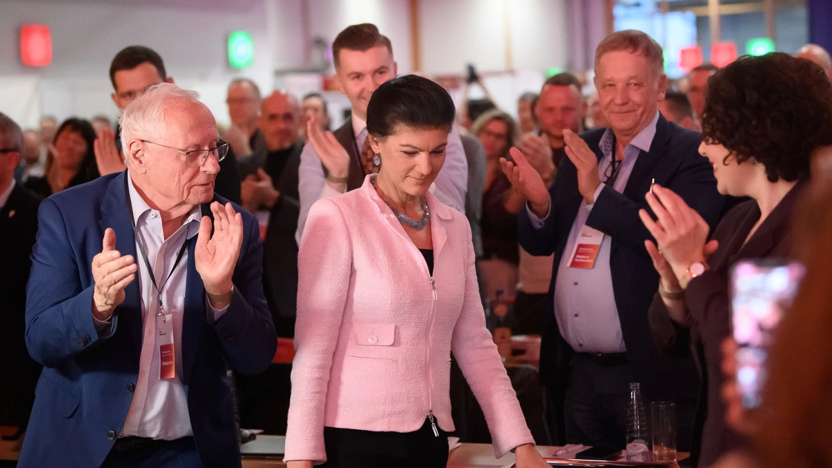 Ein Abschied, der keiner ist: Sahra Wagenknecht (Mitte) neben ihrem Mann Oskar Lafontaine und ihrer bisherigen Ko-Parteichefin Amira Mohamed Ali