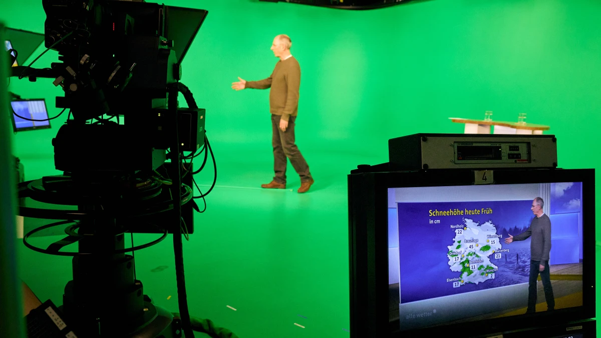Alles im grünen Bereich: Wetterexperte und Moderator Thomas Ranft zeigt bei der Vorbereitung der Sendung „Alle Wetter“ im Studio vor einem Greenscreen die aktuellen Schneehöhen an.