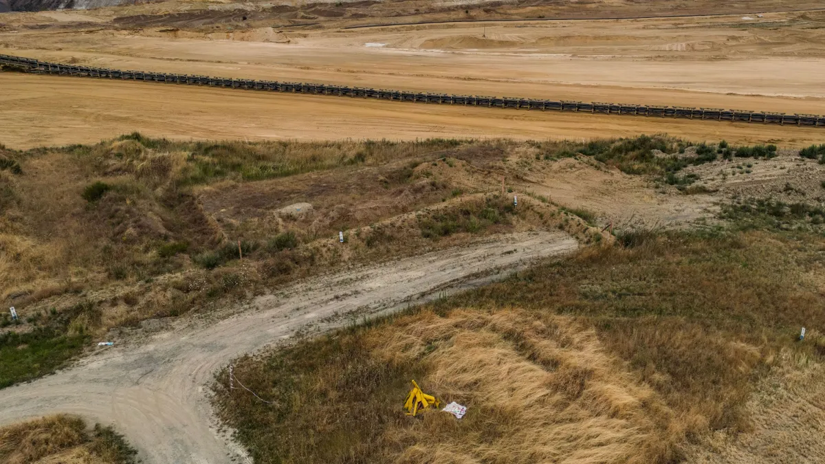 Solche Industrieflächen bestehen häufig lediglich aus Grundstück, Zaunanlage, Beleuchtung und befestigten Verkehrsflächen. Foto Picture Alliance,