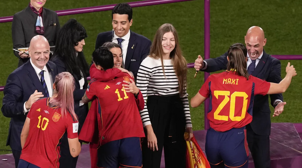 Infantino (ganz links) und Rubiales (ganz rechts) beglückwünschen die spanischen Spielerinnen nach ihrem WM-Gewinn.