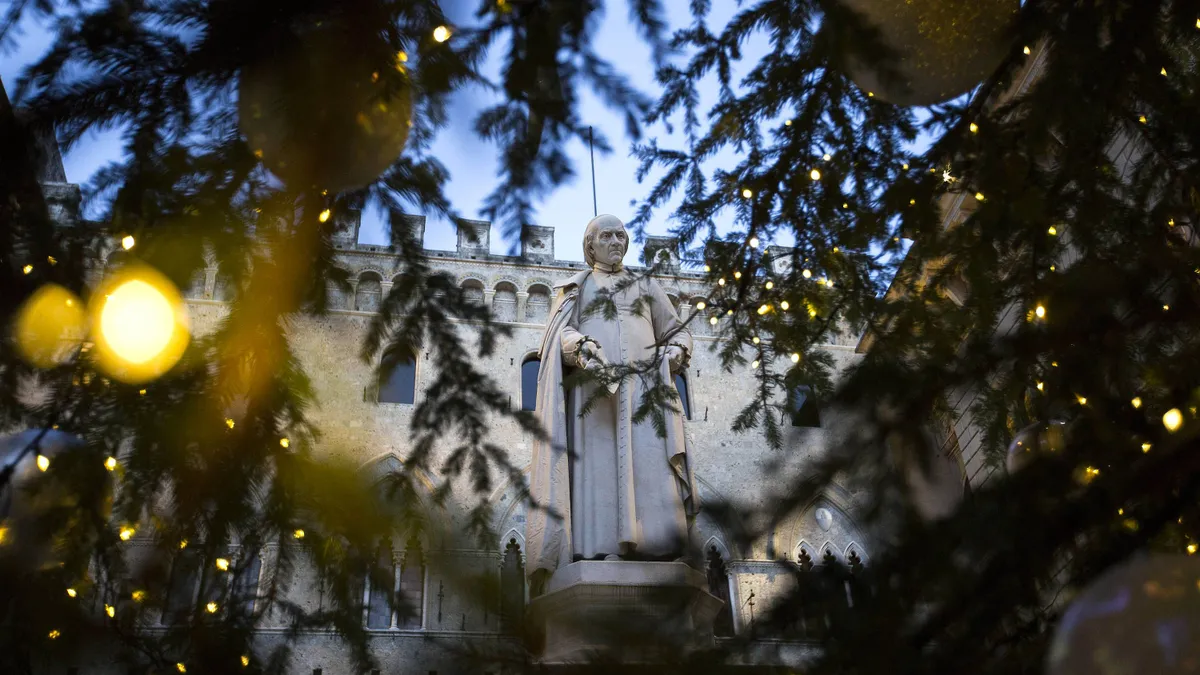 Keine Feststimmung trotz Weihnachtsbaums vor dem Monte-dei-Paschi-Hauptsitz: In Siena herrscht Krisenstimmung wegen der Schieflage der Bank.