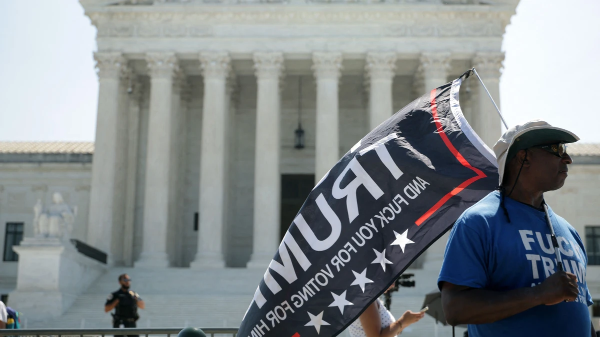 Trump-Kritiker mit Flagge am Dienstag vor dem Supreme Court in Washington.