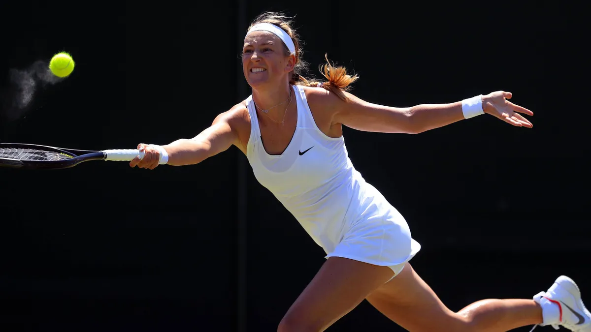 Der früheren Weltranglistenersten Wiktoria Asarenka (28) droht wegen eines Sorgerechtsstreits um ihren Sohn der US-Open-Verzicht. Der achtmonatige Leo darf nach Anordnung eines Gerichts den Bundesstaat Kalifornien bis zur Klärung der Rechtsangelegenheit nicht verlassen. Das berichteten mehrere amerikanische Medien. Frühestens im Oktober soll es vor der Instanz in Los Angeles zu einer ersten Entscheidung kommen. Das vierte und letzte Grand-Slam-Turnier des Jahres beginnt am 28. August in New York. Die zweimalige Australian-Open-Siegerin Asarenka hatte 2012 und 2013 im Endspiel von Flushing Meadows gestanden. Asarenkas ehemaliger Freund Billy McKeague, amerikanischer Vater des gemeinsamen Sohnes, hatte nach der Trennung des Paares im Juli 2017 einen Sorgerechtsantrag beim Gericht in Los Angeles eingereicht. (sid)