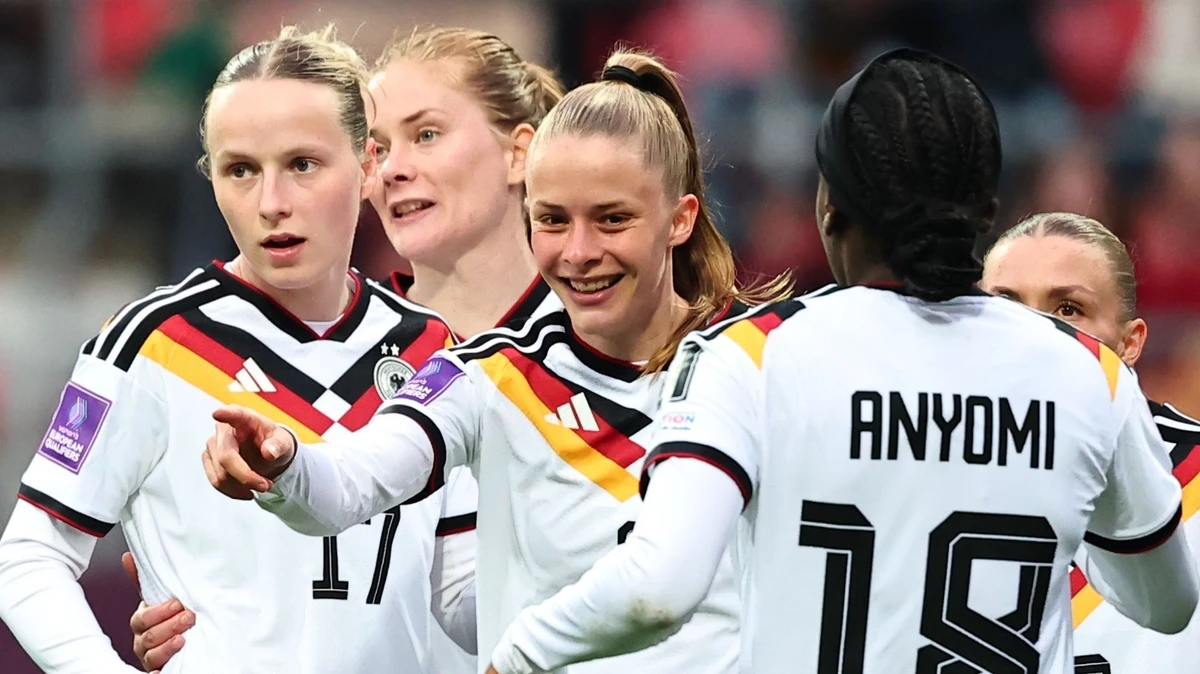 Gute Laune in Nürnberg: Die deutschen Fußballfrauen besiegen Österreich.