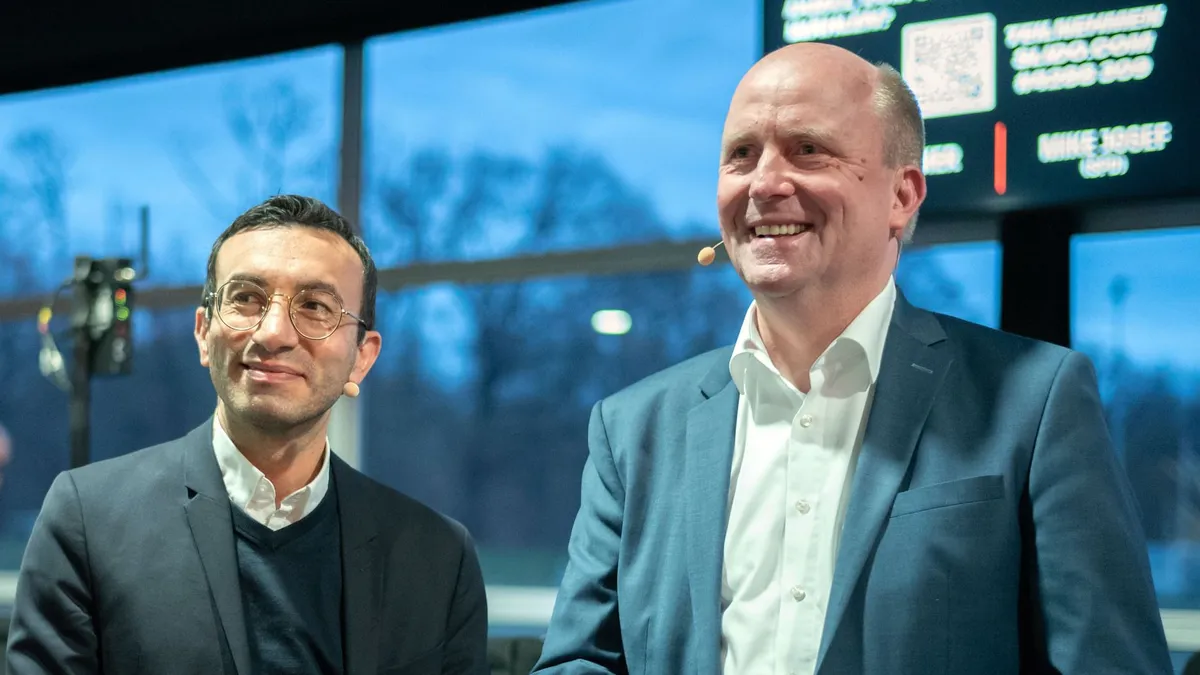 Uwe Becker (CDU, rechts) und Mike Josef (SPD) wollen Frankfurter Oberbürgermeister werden.