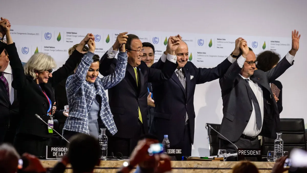 Guter Dinge: Die Organisatoren der UN-Klimakonferenz lassen sich nach Abschluss des Vertrags von Paris feiern.