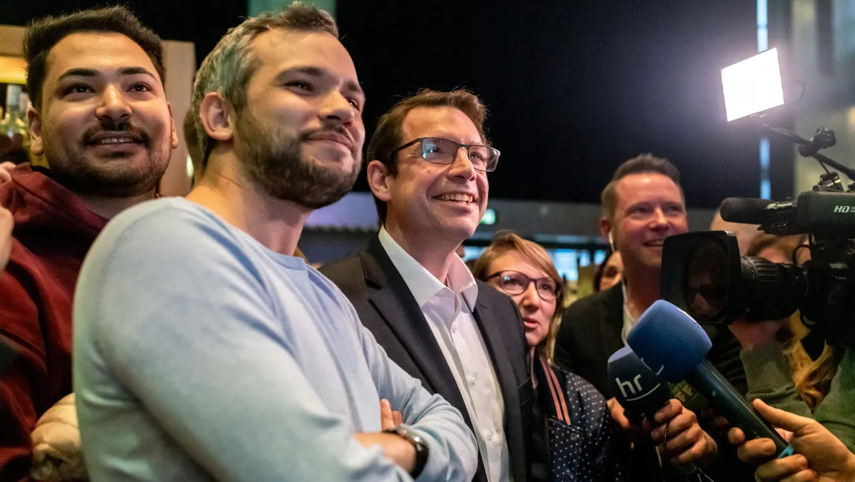 Hanno Benz (Mitte) bei der Wahlparty zur Stichwahl in der Darmstädter Centralstation
