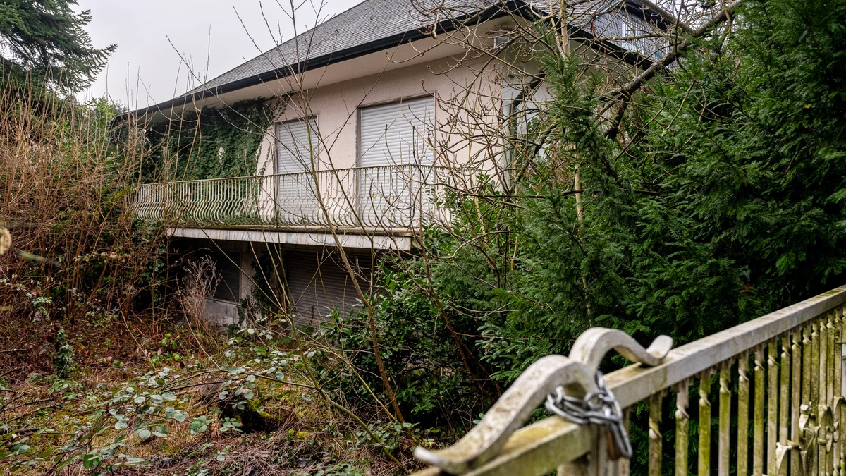 Offensichtlich unbewohnt: Das Mehrfamilienhaus an der Weimarer Straße im Frankfurter Stadtteil Nieder-Eschbach steht seit Jahren leer.