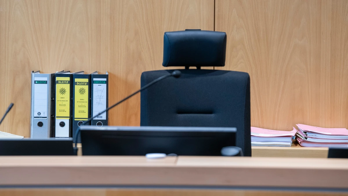 Ermittlungs- und Prozessakten liegen im Schwurgerichtssaal des Landgerichts hinter der Richterbank. (Archivbild)