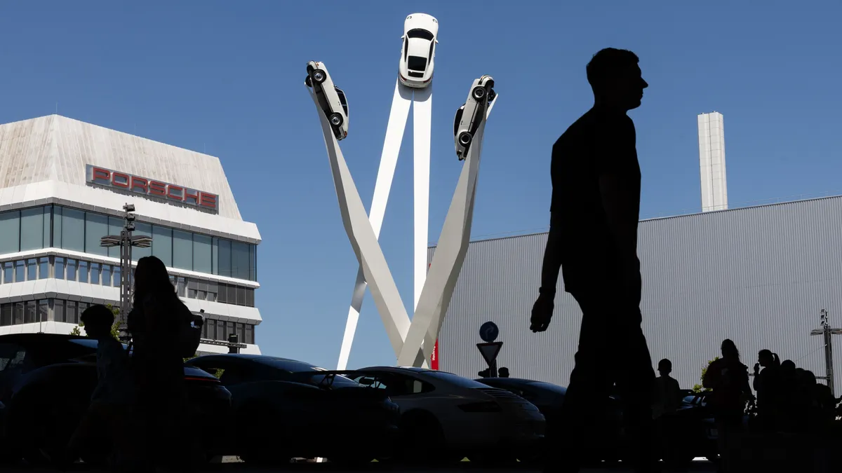 „Inspiration 911“ vor dem Porsche Museum in Stuttgart: Das F.A.Z.-Ranking der 100 billigsten deutschen Aktien basiert auf dem erwarteten Kurs-Gewinn-Verhältnis.