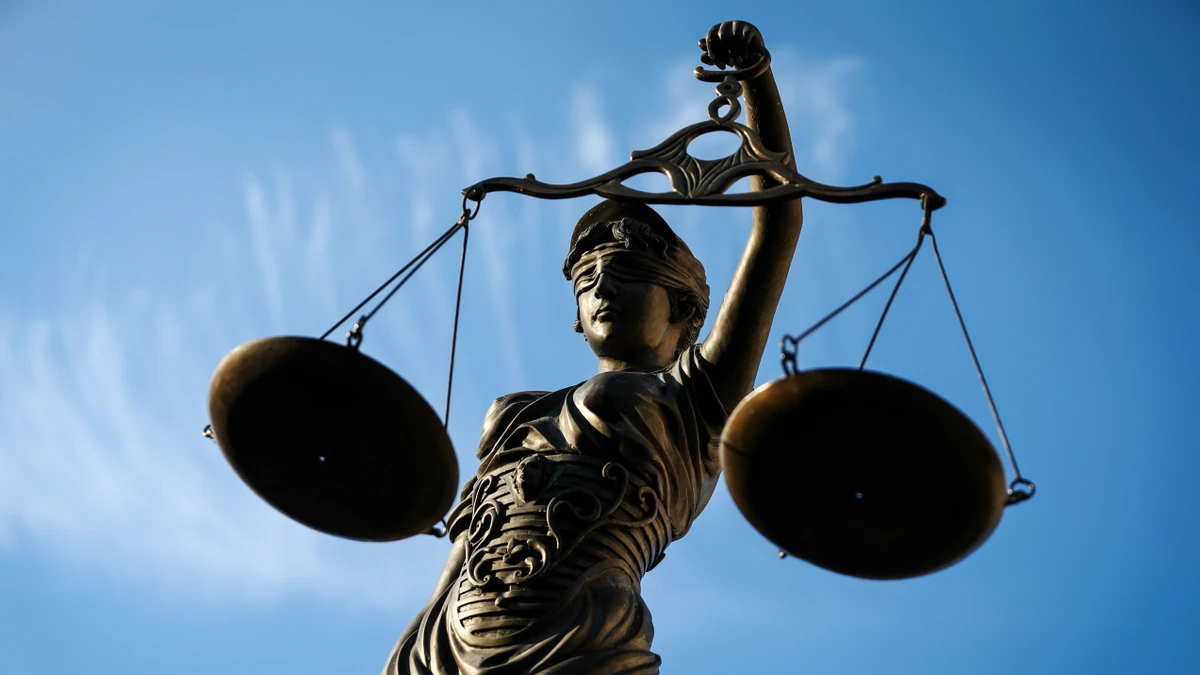 Eine Statue der Justitia hält eine Waage in der Hand. (Symbolbild)