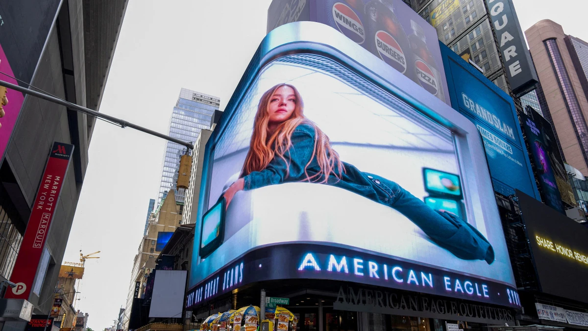 Eine Werbetafel von American Eagle mit Sydney Sweeney in New York