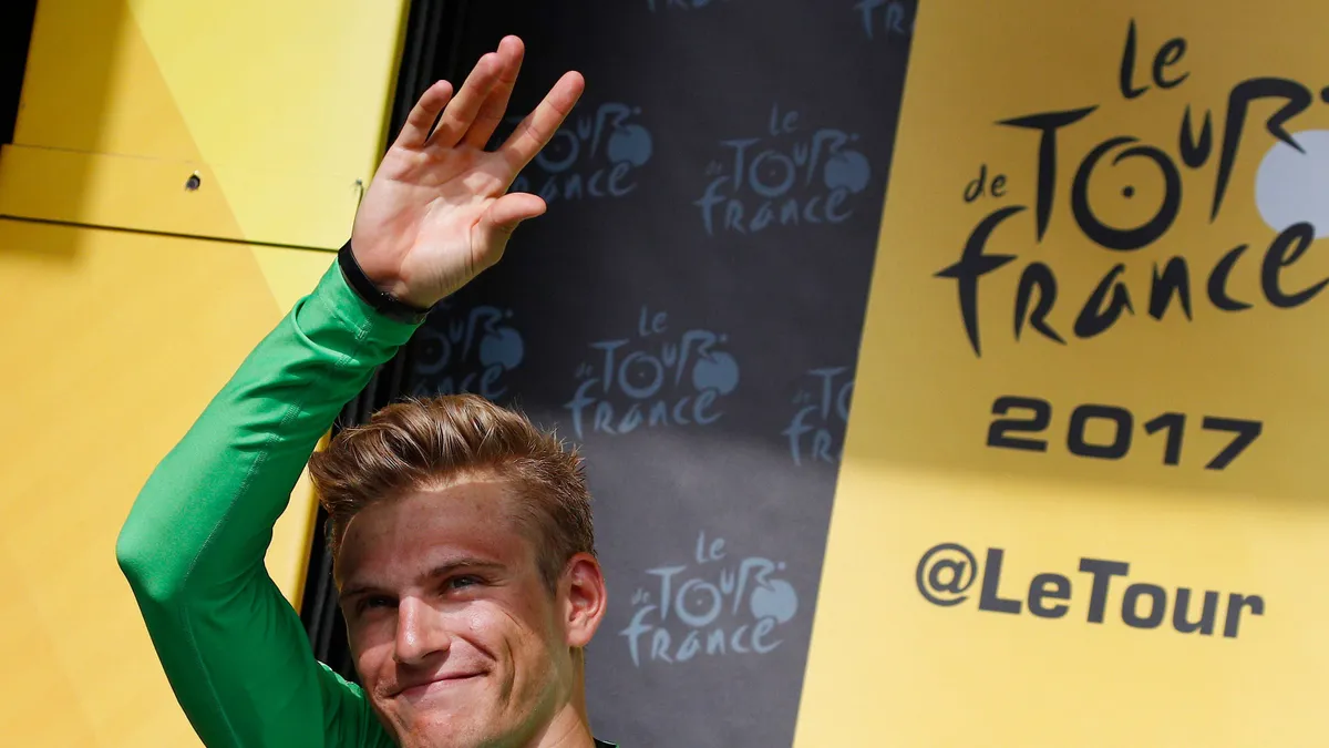 Der deutsche Sprint-Star Marcel Kittel sucht nach seinen überragenden Leistungen bei der Tour de France eine neue sportliche Herausforderung. Der 29-Jährige wechselt zur kommenden Saison vom Team Quick Step-Floors zu  und wird dort unter anderem Teamkollege von Zeitfahr-Weltmeister Tony Martin und Rick Zabel. Kittel, mit fünf Etappensiegen einer der prägenden Fahrer bei der Frankreich-Rundfahrt im Juli, unterschreibt bei Katjuscha-Alpecin einen Zweijahresvertrag. „Ich freue mich auf die Mannschaft und vor allem darauf, mit Tony und einigen anderen deutschen Rennfahrern unterwegs zu sein“, sagte Kittel, der sich bei seinem bisherigen Team bedankte. Mit Martin verbindet Kittel eine gemeinsame Vergangenheit. Vor zehn Jahren fuhren sie als Nachwuchsfahrer gemeinsam für das Thüringer Energie Team, zuletzt standen sie 2016 für eine Saison beim Team Etixx-Quick Step in derselben Mannschaft unter Vertrag – nun kommt es wieder zum Zusammenschluss. (sid)