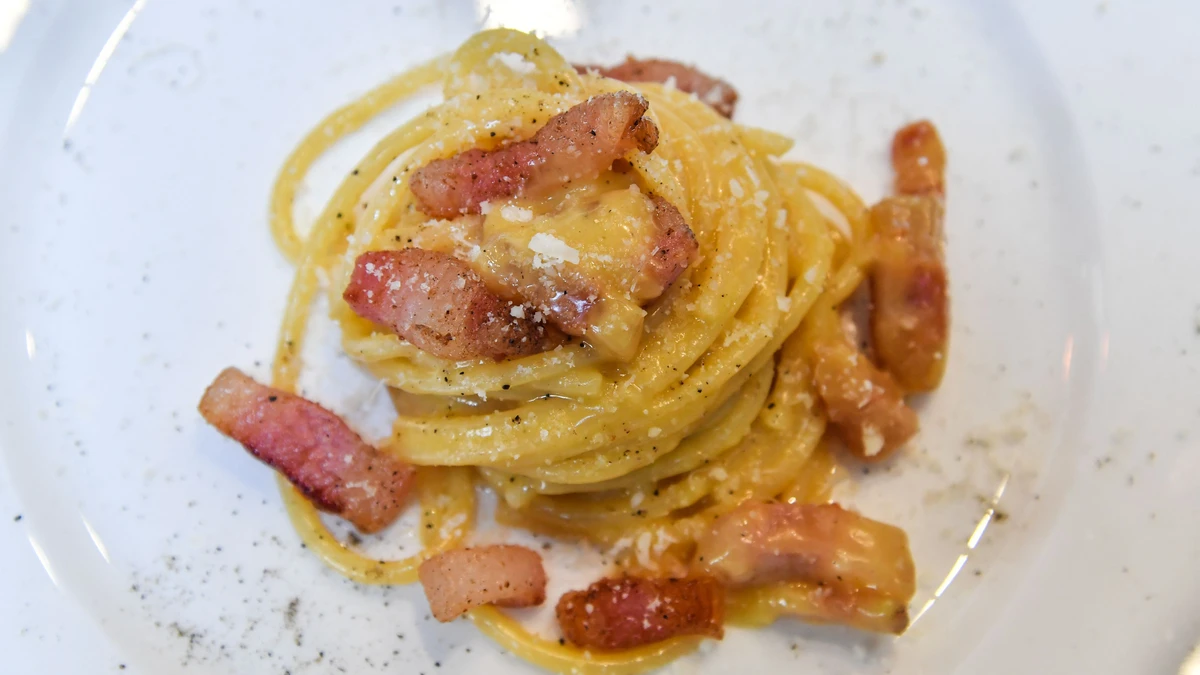 Wie die Traditionalisten es verlangen: In die Carbonara gehört Speck, und zwar Wangenspeck, nicht Kochschinken. Und von Sahne lässt man besser ganz die Finger.