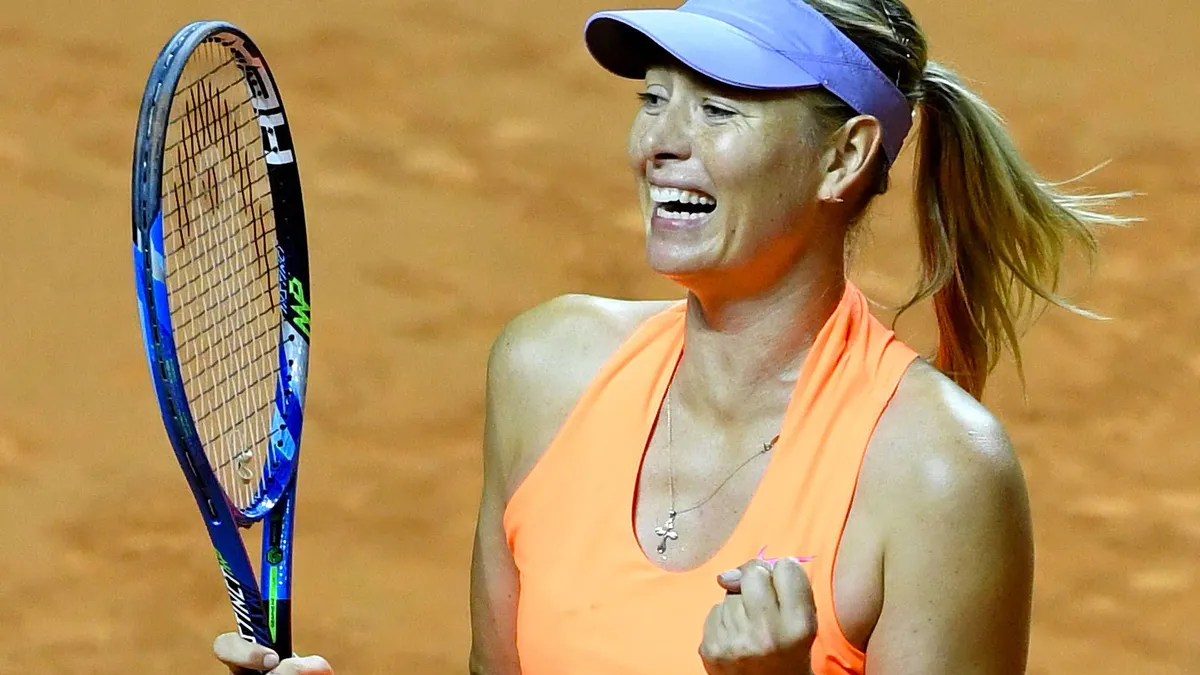 Der derzeit am linken Arm verletzte russische Tennis-Star Maria Scharapowa (Bild) hat für die US Open der Tennisprofis eine Wildcard erhalten. Die teilten die Veranstalter des Grand-Slam-Turniers am Dienstag mit. Die US Open werden vom 28. August bis 10. September in New York ausgetragen. Scharapowa könnte damit erstmals seit 19 Monaten wieder eine der vier Major-Konkurrenzen bestreiten. Ihr letzter Grand-Slam-Einsatz war bei den Australian Open im Januar 2016. Im März darauf hatte sie auf einer Pressekonferenz bekannt gegeben, dass sie in Melbourne positiv auf Meldonium getestet worden war. Es folgte eine 15-monatige Sperre. Ob die frühere Weltranglisten-Erste an dem Turnier teilnehmen kann, steht dennoch nicht endgültig fest. Zuletzt hatte die Russin ihre Teilnahme am WTA-Turnier in Cincinnati in dieser Woche wegen einer Armverletzung abgesagt. Im WTA-Ranking wird sie derzeit auf Position 148 geführt (sid/dpa)