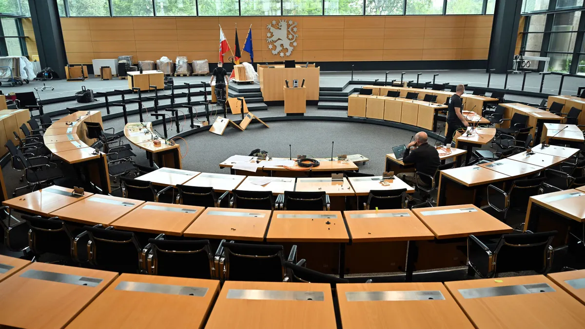 Mitte September in Erfurt: Handwerker arbeiten im Plenarsaal des Landtags, wo am 26. September die konstituierende Sitzung stattfinden soll.