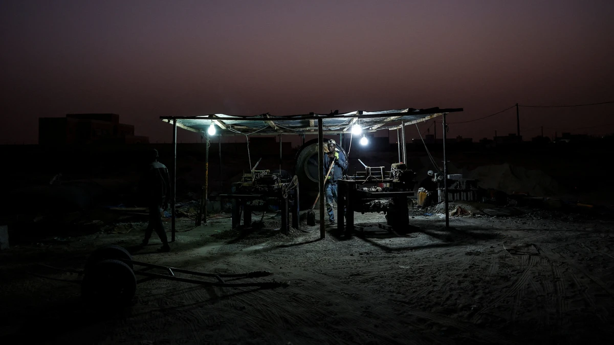 Eine offene Ziegelwerkstatt unter freiem Himmel am Stadtrand von Nouakchott, Mauretanien, am 22. Februar 2025.