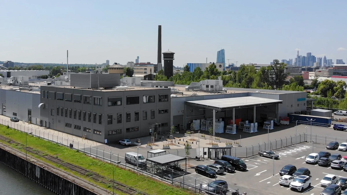 Das Schaltanlagenwerk von Siemens in der Daimlerstraße in Frankfurt wird ausgebaut.