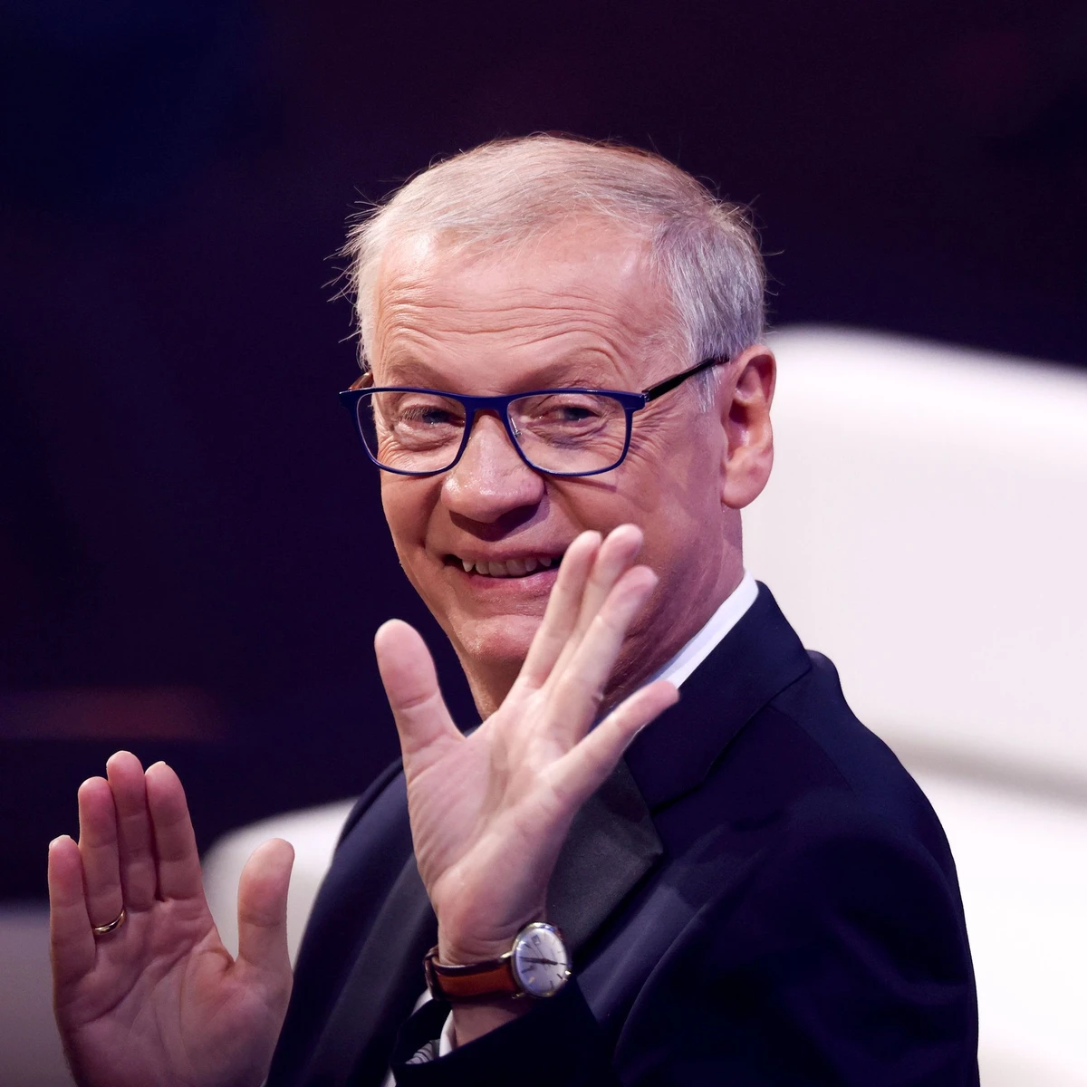 Scam mit Finanztipps: Wie sich Verbraucher vor Fake-Profilen schützen  können | FAZ