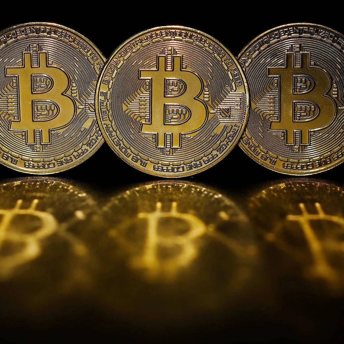 Bitcoin: Kurs der Kryptowährung fast um die Hälfte gefallen | FAZ