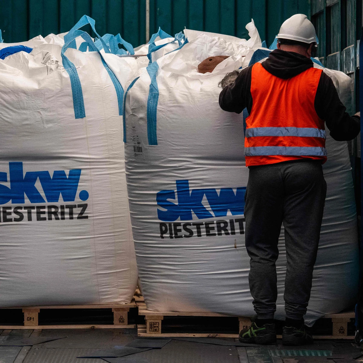 Dngemittel aus Deutschland: Werk in Wittenberg gegen den Engpass von  Hormus | FAZ