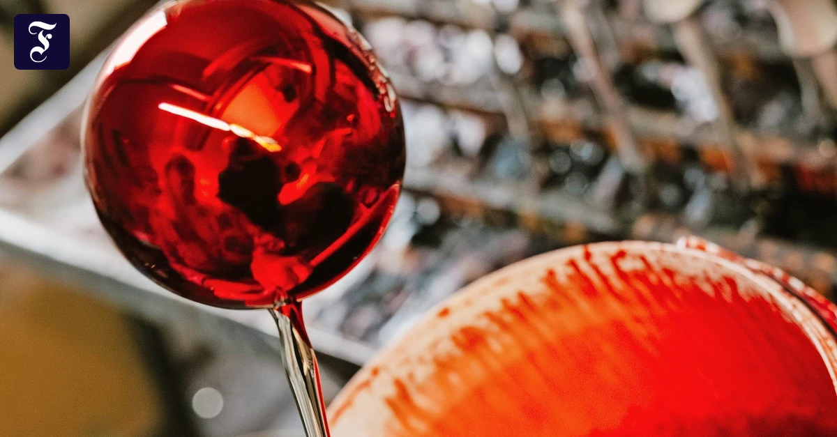 Traditionshandwerk-Gl-nzendes-Handwerk-Weihnachtskugeln-aus-Th-ringen