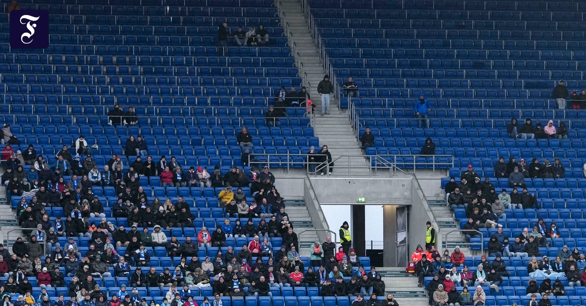 Leere-Pl-tze-im-Stadion-Guter-Fu-ball-ist-nicht-so-wichtig