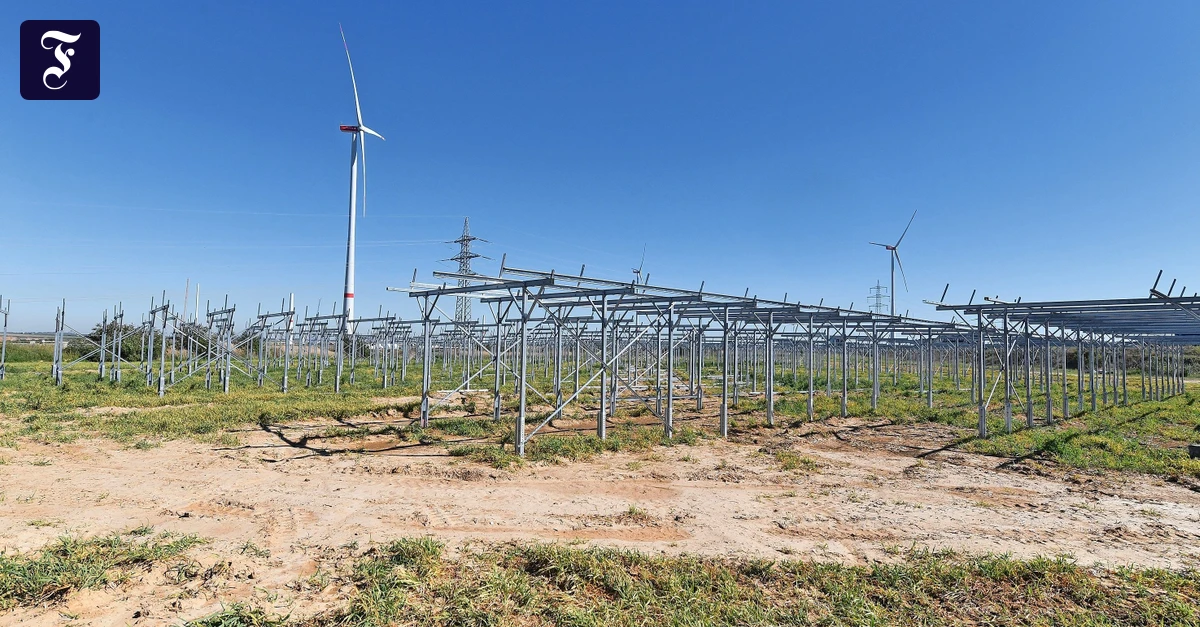 Energiewende: Solarstrom neben dem Kohlebagger