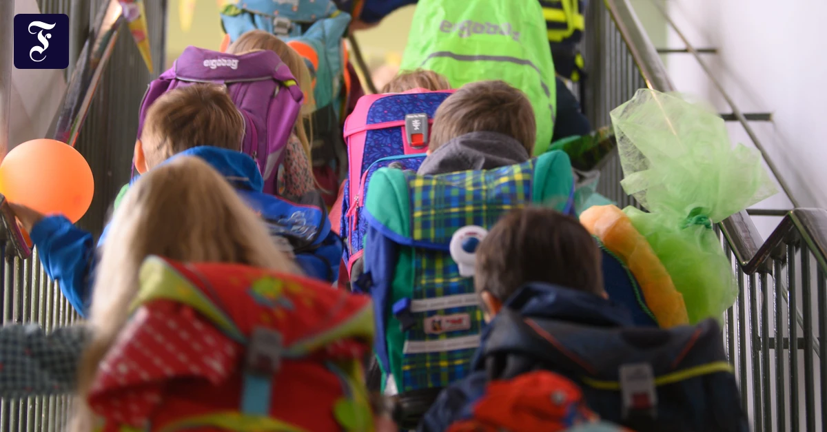 Sieben Zentimeter fehlen: Sicherheitsdienst muss Geländer in Schule nicht mehr bewachen