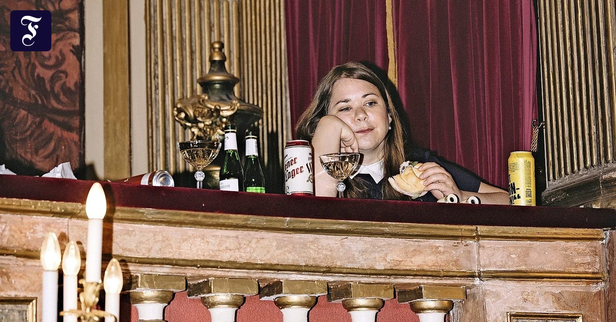 Stefanie-Sargnagel-Klimakleber-schimpfen-die-pelzbedeckten-Damen