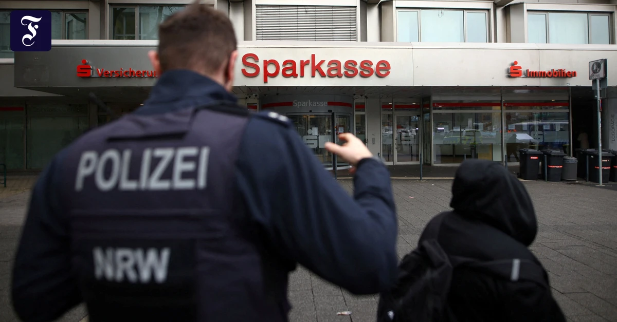 Bankeinbruch-in-Gelsenkirchen-Ermittler-sichern-Datentr-ger-in-Sparkassen-Filiale