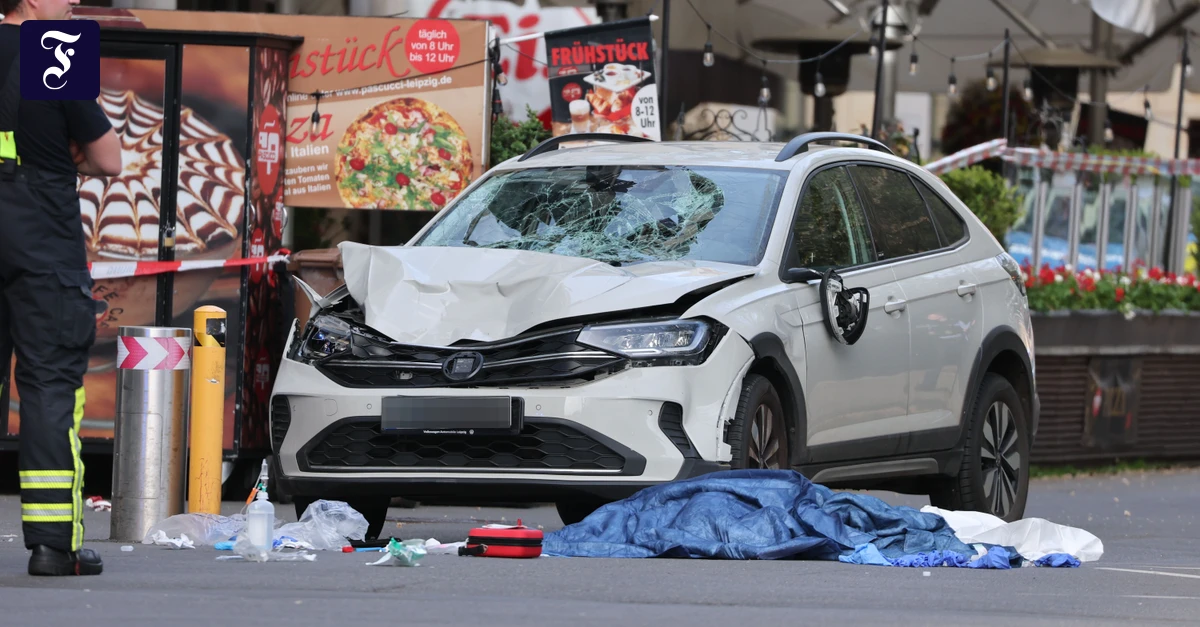 Car drives into crowd of people in Leipzig city center - | two dead