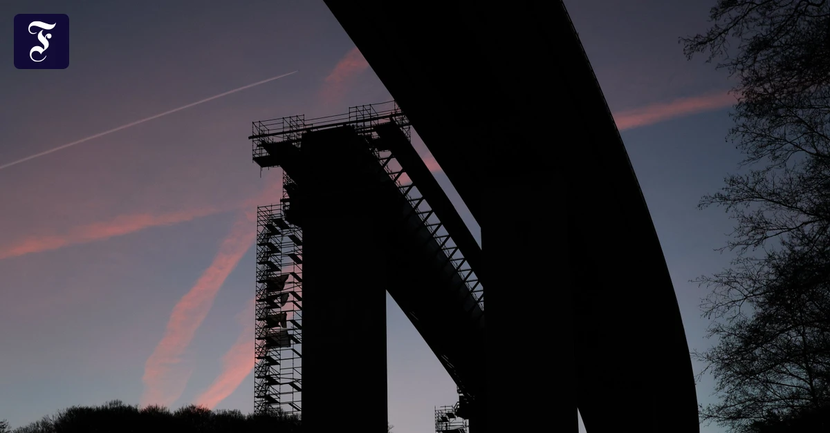 Autobahnbr-cke-er-ffnet-Das-Symbol-von-Rahmede