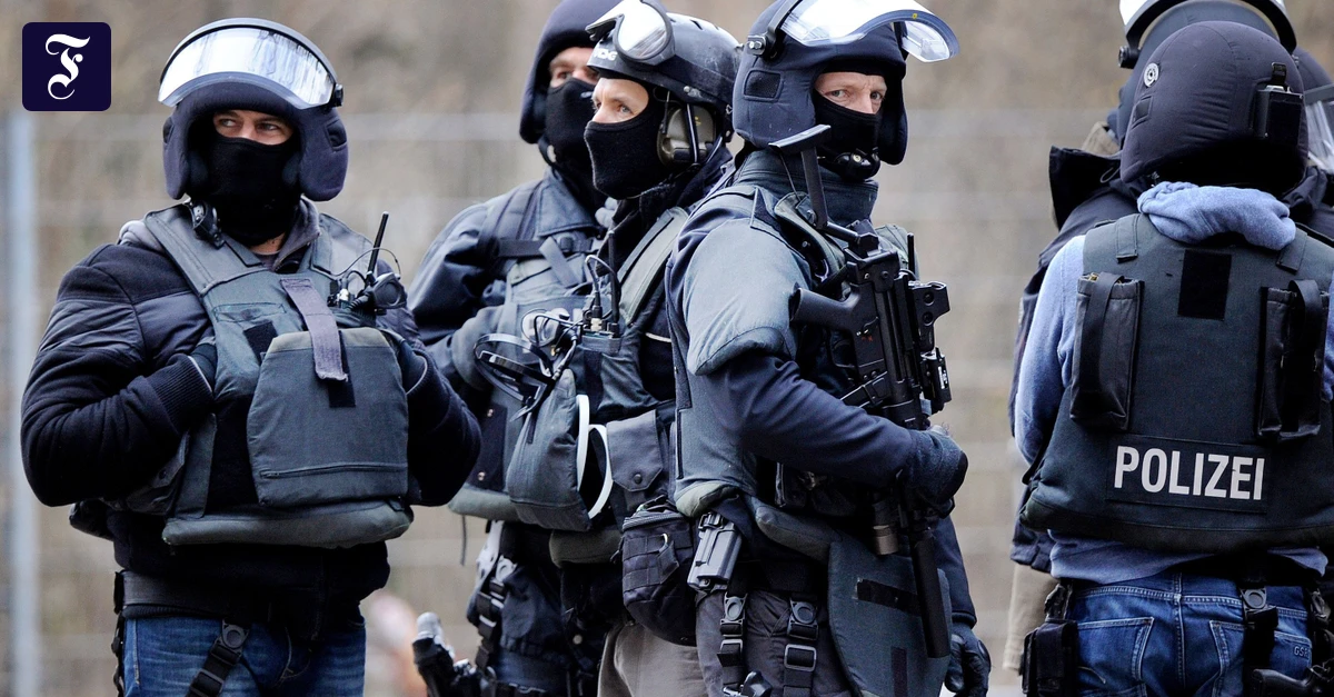 sek-einsatz-in-bielefeld-mann-h-lt-spazierg-nger-stundenlang-in-seiner-gewalt