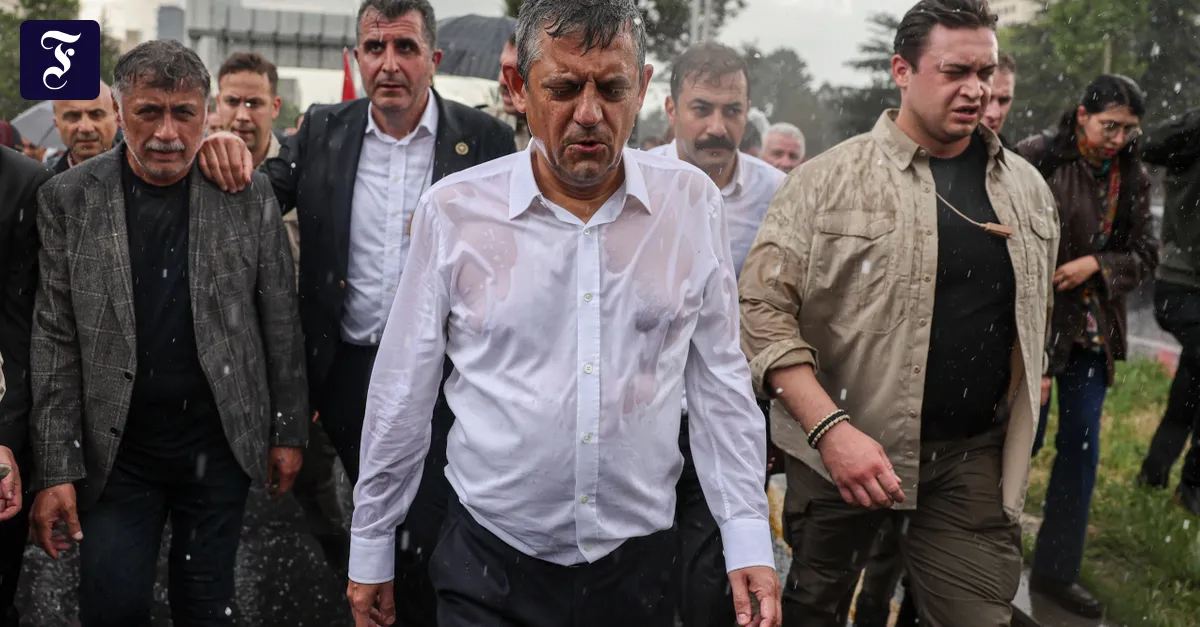 Storming of the CHP headquarters: Turkey at a turning point