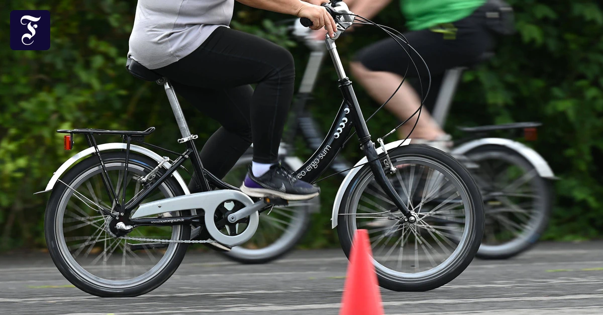 abus fahrradhelm damen mit licht Abus Aduro 3.0 LED Urban schwarz Fahrradhelm | race black