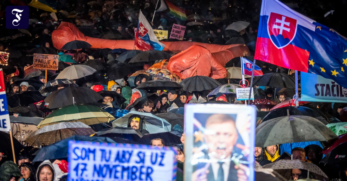 Proteste-in-der-Slowakei-Zehntausende-protestieren-gegen-Fico