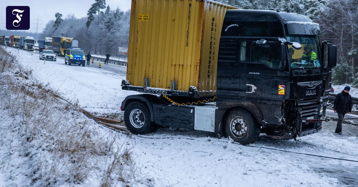 Vielerorts-Verkehrschaos-Hunderte-Unf-lle-wegen-Schnee-und-Glatteis-auf-deutschen-Stra-en