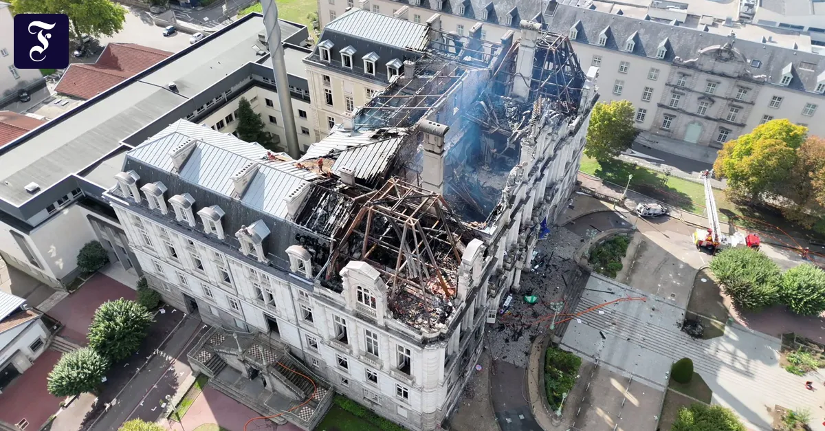 Nach den Unruhen: Ein Linker zündete das Rathaus an