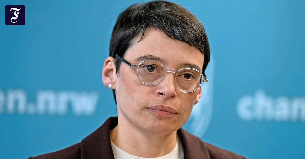 Anderthalb-Jahre-nach-Solingen-Nordrhein-Westfalens-Fl-chtlingsministerin-Paul-tritt-zur-ck