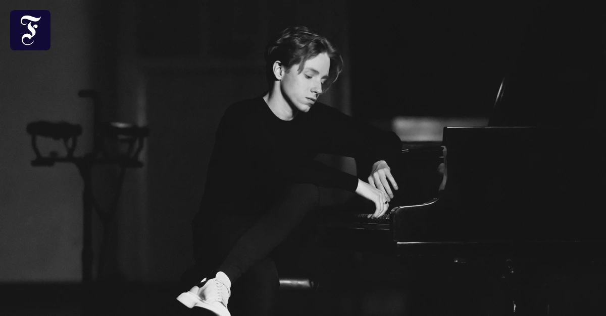 Julius-Asal-Sieht-aus-wie-ein-Popstar-spielt-genial-Klavier